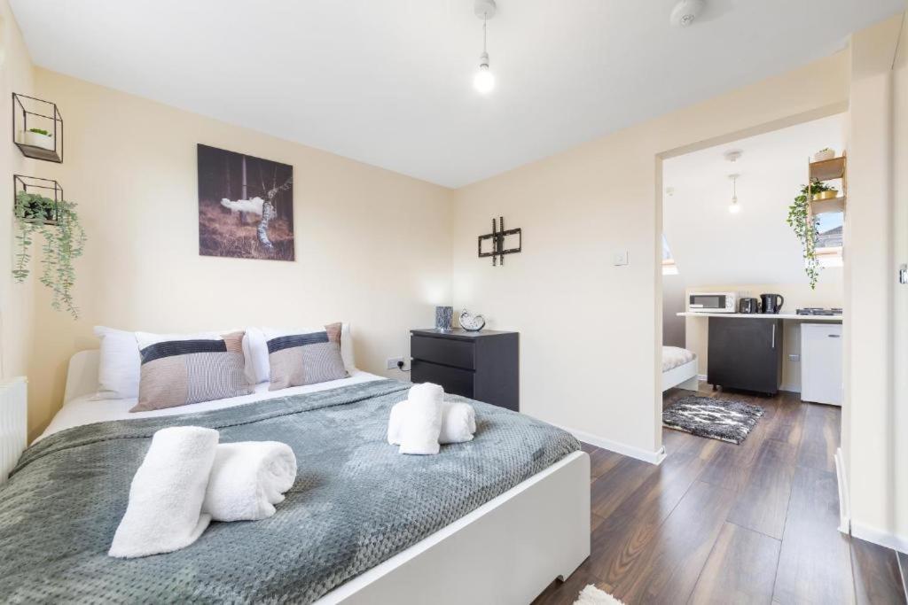 Twickenham Homes 埃尔沃斯 外观 照片